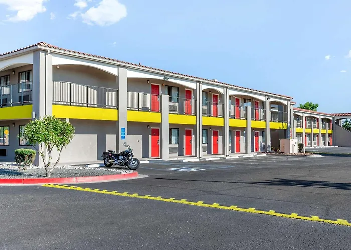 Econo Lodge West - Coors Blvd